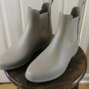 Women's Chelsea Rain Boots.      A New Day